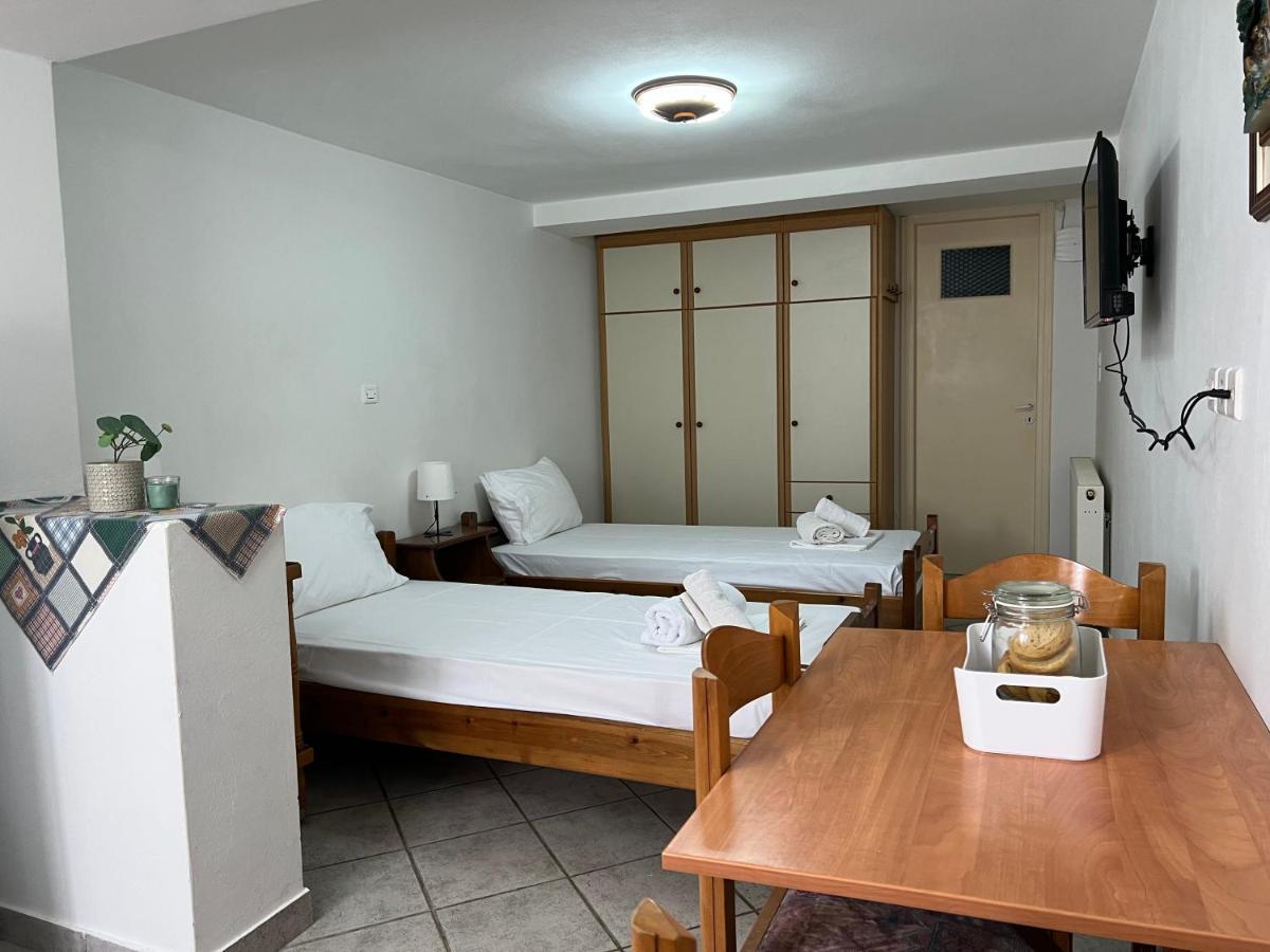 Athina Rooms Karvounades Esterno foto