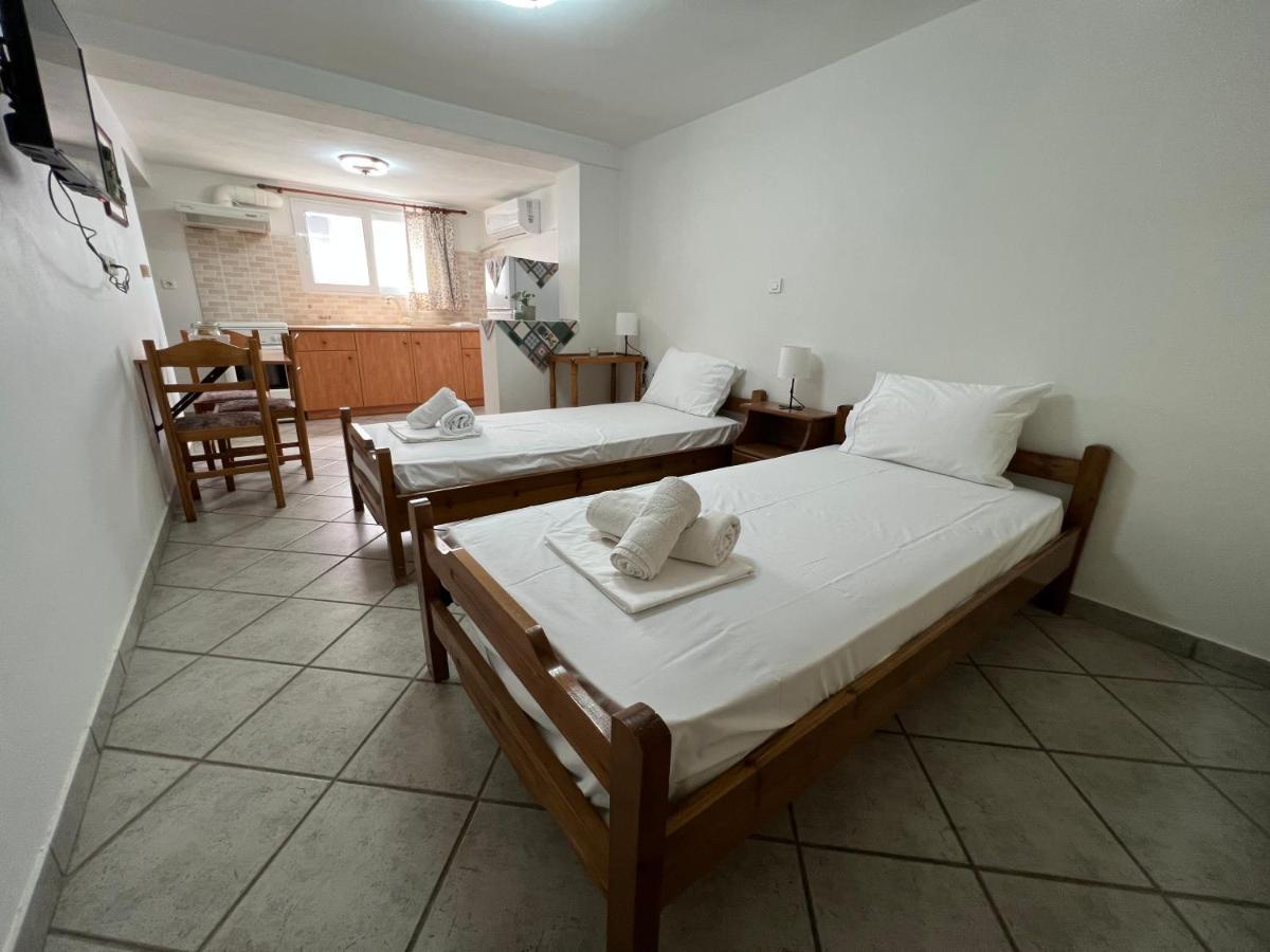 Athina Rooms Karvounades Esterno foto