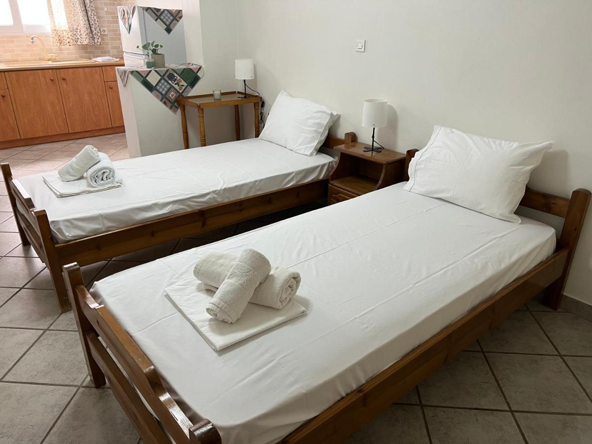 Athina Rooms Karvounades Esterno foto