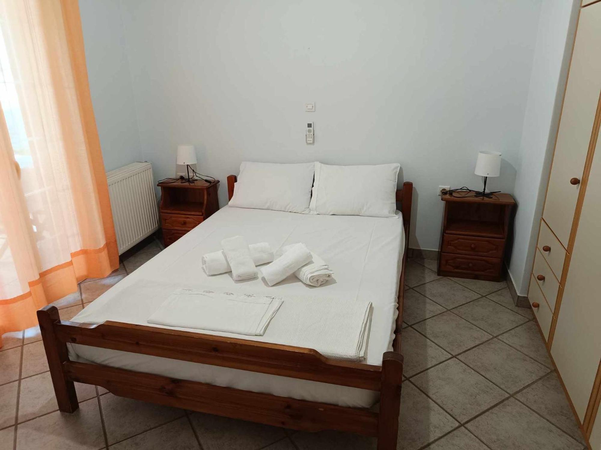 Athina Rooms Karvounades Esterno foto